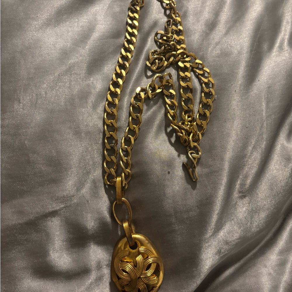 CHANEL Gold Chain Necklace with Chanel Intricate Pendant - Picture 2 of 10